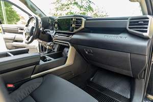 โตโยต้า ทุนดรา SR5 ครูว์แม็กซ์ ปี 2022 ขับเคลื่อน 4 ล้อ เครื่องยนต์ V6 ทวินเทอร์โบ พลังแรง สีดำเมทัลลิก มิดไนท์ พร้อมชุดแต่งออฟโรด - Product Image 5