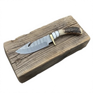 Couteau de chasse artisanal en acier Damas avec manche en corne de cerf, lame droite, étui en cuir, OEM ODM - Product Image 1
