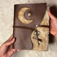 Cahier de sorcière à couverture souple en cuir fait à la main avec serrure et clés Grimoire céleste et livre de sorts Wiccan gothique
