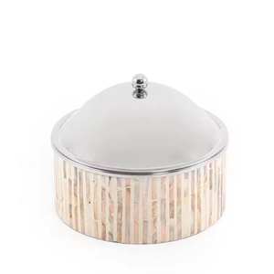 Olla caliente de acero elegante con perilla de tapa de textura plateada martillada y asas perfectas para servir comida con un toque moderno clásico - Product Image 2