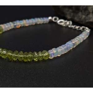 Bracelet perlé en opale éthiopienne et péridot avec breloque plaquée or et joncs ornés de perles et de diamants - Product Image 4