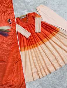 Conjunto de Vestido, Dupatta y Pantalón de Seda Chinon para Fiestas y Bodas Tradicionales Indias Modernas - Product Image 2