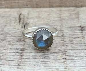 Bague ronde en labradorite en argent sterling facetté et flashy Boho Rocker Energy Stone serti dentelé pour la protection des mariages - Product Image 1