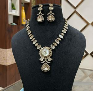 Conjunto de Collar y Aretes con Perlas Chapadas en Oro de Primera Calidad, Estilo Kundan, para Bodas, Colección para Mujer - Product Image 1