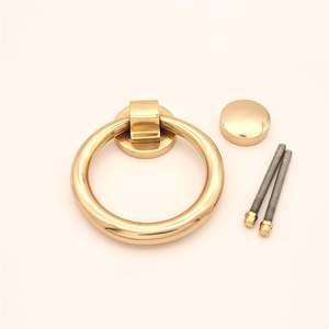 Aldaba de puerta con forma de anillo de lujo nórdico, aldaba de puerta antioxidante antirrobo, accesorios de puerta de Metal antiguo con acabado plateado - Product Image 3