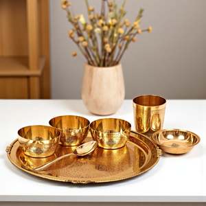 Juego de Vajilla de Latón Estilo Mughlai de 7 Piezas, Diseño Dorado en Relieve, Vajilla y Servicio para Restaurante - Product Image 1