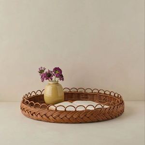 Une dimension élégante au décor de table Une déclaration artisanale chic finie avec des boucles festonnées Plateau de service en rotin fait à la main - Product Image 1