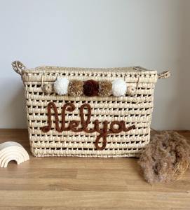 Panier en macramé carré fait à la main avec double poignée, solution de rangement personnalisable pour les jouets, la lessive, les accessoires et l'usage domestique, en provenance d'Inde - Product Image 1