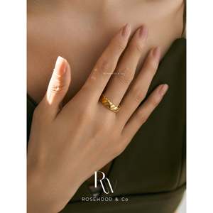 Anello Minimalista Impermeabile con Fascia Dorata, Antiossidante, con Intarsio a Cuore Intrecciato, Sottile e Impilabile, Regalo per la Mamma - Product Image 5