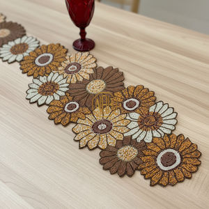 Chemins de table et tapis brodés de fleurs faits à la main Perles de verre modernes en vrac pour mariages et événements de luxe - Product Image 1