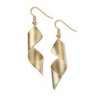 Boucles d'oreilles en laiton en forme de cloche pour femmes avec sculptures florales artisanales parfaites pour les tenues de danse classique indienne