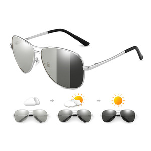 Occhiali <span class=keywords><strong>da</strong></span> <span class=keywords><strong>sole</strong></span> classici <span class=keywords><strong>da</strong></span> uomo di alta qualità in lega fotocromatica polarizzata montatura in metallo con <span class=keywords><strong>lenti</strong></span> Tac <span class=keywords><strong>grigie</strong></span> - Product Image 5