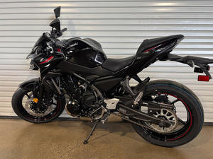 Motocicleta Kawasaki Z650 2025 de 649cc, estilo naked-sport (Super-naked), con motor bicilíndrico en paralelo refrigerado por líquido, 67 hp - Product Image 4