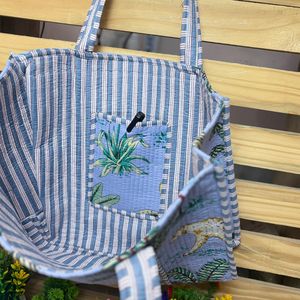 กระเป๋าโท้ทผ้าควิลท์ลายสัตว์ป่าสีน้ำเงิน ทำมือจากผ้าฝ้ายอินเดีย สไตล์โบโฮ ใช้สะพายไหล่ ใช้ซ้ำได้ เหมาะสำหรับเดินทางและไปตลาด - Product Image 5