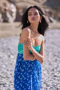 VESTIDO DRAPEADO BANDHANI, hombros descubiertos, tonos ricos, tejido azul profundo Aqua, respetuoso con el medio ambiente, detalle de nudo lavable, patrones arquitectónicos superiores - Product Image 5