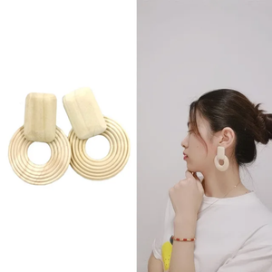 Boucle d'oreille en bois à la mode avec design de visage rond matériau imitation perle dernière technologie de coupe - Product Image 6