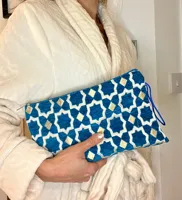 Pochette de maquillage en toile Zelij marocaine artisanale, résistante à l'eau, avec fermeture éclair, motif lettres, poignée souple, idéale pour les voyages