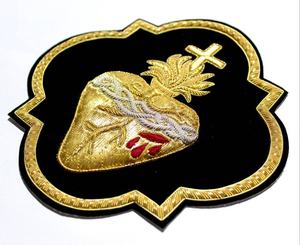 ศิลปะการปะติดรูปหัวใจศักดิ์สิทธิ์สำหรับเสื้อคลุมคาทอลิกบนกำมะหยี่สีดำ - Product Image 2