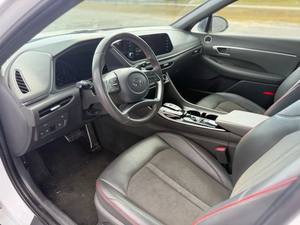 IMPRESIONANTE Hy-un-dai So-na-ta SEL Plus Sedán 4D 2023 con Transmisión Automática y Motor de 4 Cilindros - Product Image 2