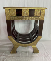 Table de chevet traditionnelle en bois avec incrustations dorées, finitions en laiton et un seul tiroir, meuble de chambre à coucher, table d'appoint décorative