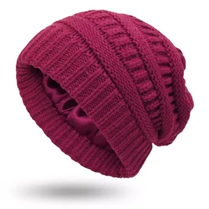 Vente en gros de bonnet chaud d'hiver en tricot unisexe multicolore uni avec logo personnalisé - Product Image 6