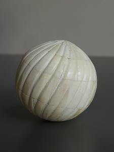 Boule décorative en résine sur mesure avec incrustation, motif traditionnel noir et blanc pour la décoration intérieure - Product Image 4