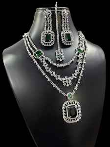 Conjunto de collar de triple capa con diamantes americanos cortados en estrellas con pendientes y Maang Tikka perfecto para fiestas, ocasiones especiales - Product Image 5