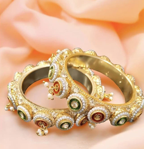 กำไลทองเหลืองแบบกว้าง ชุดชูราประดับด้วยหินคันดัน ไข่มุก และงานเคลือบ พร้อมจี้ห้อยแบบจูมก้า สไตล์ดั้งเดิม มีจำหน่ายในราคาขายส่ง - Product Image 3