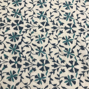 ผ้าฝ้ายพิมพ์ลายด้วยมือ ลายเถาวัลย์ดอกไม้ |   สิ่งทอสีน้ำเงินและสีเขียวของอินเดีย - Product Image 1