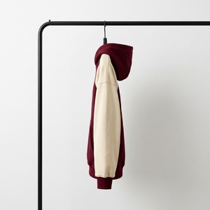 Sweat-shirt décontracté surdimensionné pour homme, couleur bordeaux crème, à manches raglan, avec poche kangourou et doublure polaire contrastante, personnalisable - Product Image 6
