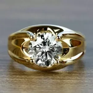 Anillo de Compromiso para Hombre con Moissanita Solitario de Corte Redondo de 3 Piedras, Chapado en Oro Amarillo de 14K sobre Plata 925 - Product Image 1