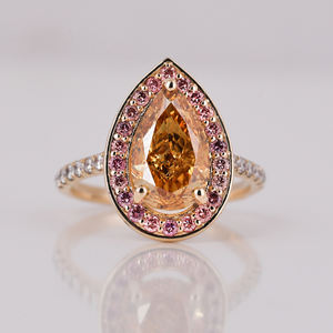 Anillo de compromiso chapado en oro de 14KT, piedra de acento glamuroso, corte de pera amarilla, Diamante cultivado en laboratorio, ajuste de Halo de diamante Rosa clásico IGI - Product Image 2