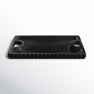 Bandeja de madera de diseño elegante en color carbón oscuro con forma rectangular y textura tejida perfecta para organizar y servir - Product Image 6