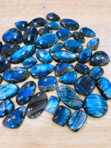 Vente en gros de cabochons en labradorite naturelle bleue scintillante de 1 kg, formes mélangées, pierres précieuses en vrac pour la fabrication de bijoux - Product Image 6