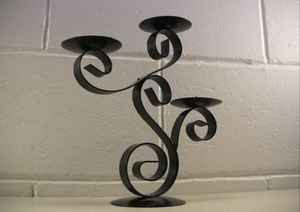 เชิงเทียนตั้งโต๊ะสไตล์ยุโรปสมัยใหม่ สีทอง ดีไซน์โลหะไม่ซ้ำใคร เหมาะสำหรับวันวาเลนไทน์ คริสต์มาส ใช้กับเทียนทรงเรียว ทนความร้อน - Product Image 2