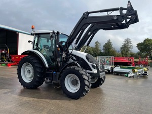 Tracteur agricole à conducteur marchant Valtra blanc 45 CV 4x4 à transmission par engrenages avec moteur haute productivité - Product Image 4