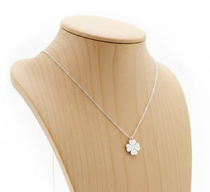 Collar con Colgante de Trébol Minimalista Moderno de Rudra Gems, Chapado en Oro de 14K, Cadena de Plata de Ley, Unisex, Regalo para Navidad - Product Image 2