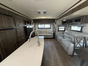 Usado, 2018, Forest River Rockwood Signature Ultra Lite 8328BS - Product Image 3