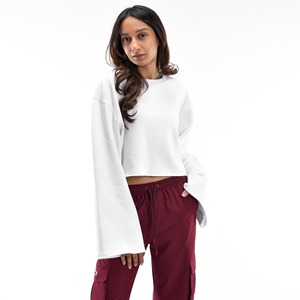 Suéter suave en blanco para mujer de alta demanda Sudadera con mangas acampanadas Jersey blanco Cuello redondo Sudadera corta en blanco - Product Image 4