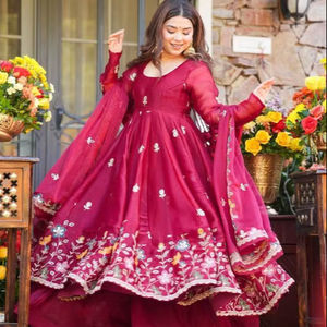 ชุดอนาร์กาลีดีไซน์หรูหรา สไตล์วินเทจ ชุดพื้นเมืองสำหรับงานดีวาลี - Product Image 1