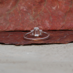 Anillo de compromiso de tres piedras cultivadas en laboratorio con corte esmeralda de 1,0 quilates, regalo de aniversario para su anillo de diamante CVD - Product Image 4
