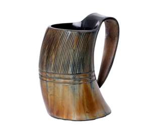 Chope en corne naturelle avec couvercle en bambou, artisanale, motifs ondulés uniques, forme robuste pour un charme authentique des boissons (vin, bière) - Product Image 4