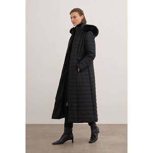 Veste longue rembourrée noire d'hiver coupe-vent à capuche avec détail en fourrure - Product Image 2