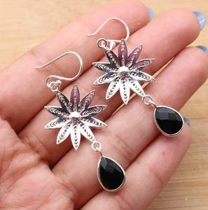 Boucles d'oreilles en argent sterling et onyx noir, fleurs faites à la main, bijoux en forme de goutte de poire, pierre précieuse élégante, cadeau pour femmes - Product Image 6