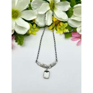 Collier en argent sterling Buffalo blanc, fabrication Navajo, design tendance en forme d'aile, perles de diamant et de perle dorées, idéal pour un cadeau ou une demande en mariage - Product Image 1