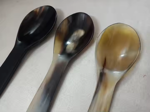Cucharas de cuerno de búfalo naturales hechas a medida Capacidad de 10ml Cuernos reales y naturales para fiestas por artesanía de media luna - Product Image 3