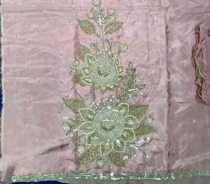 Costumes de fête indiens brodés à la main non cousus de créateur moderne pour femmes de style traditionnel en soie - Product Image 1