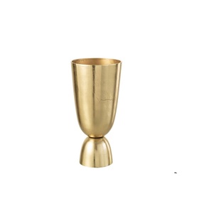 Florero alto de metal de hierro de estilo vintage con encanto rústico y detalles artísticos para interiores modernos y tradicionales - Product Image 4