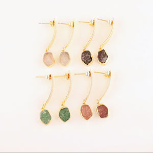 Pendientes colgantes de cuarzo rosa, cristal curativo natural de alta calidad, con baño de oro y textura metálica de diseño. - Product Image 6