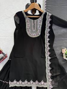 Elegante Traje Sharara Negro de Georgette Bordado de Alta Costura para Fiestas, con Detalles Hechos a Mano y Dupatta de Lujo, Estilo Indio - Product Image 4